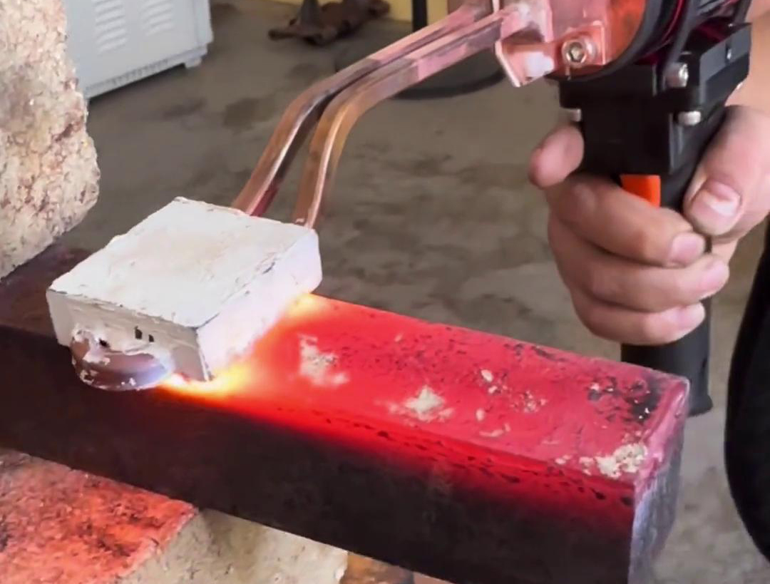 軟電纜手持式高頻加熱機(jī)一款操作簡(jiǎn)便、加熱迅速且安全高效加熱設(shè)備