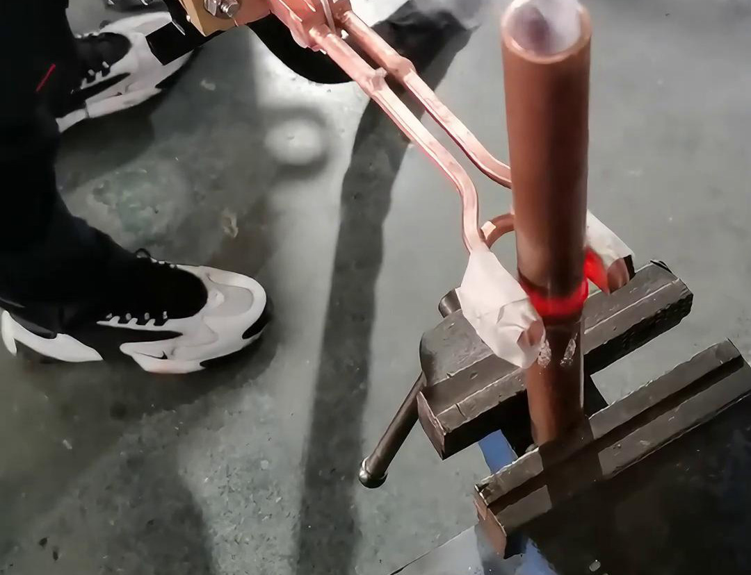 手持式高頻焊機(jī)的價(jià)格相對(duì)較高，但其高效、靈活、高質(zhì)量的銅管焊接特點(diǎn)