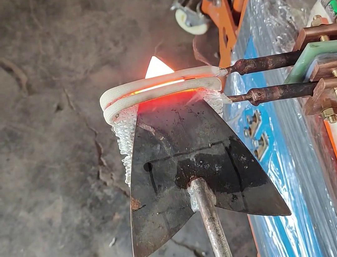 對于3mm厚的鋼鐵板加熱，選擇超高頻加熱機(jī)還是高頻加熱機(jī)，