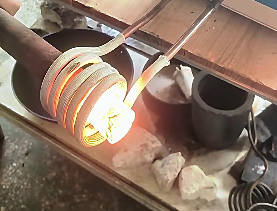 高頻機(jī)棒料加熱適用于需要快速加熱至特定溫度的應(yīng)用場景，如熱處理、熱鍛、焊接等工藝。