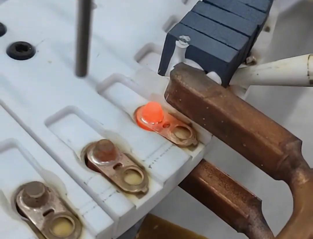 海拓全自動高頻焊接設備：電工電器配件生產(chǎn)銅端子焊接的革新力量