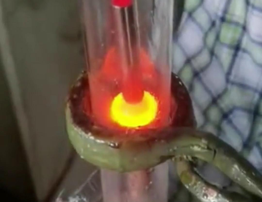 通過手持式高頻加熱機在氮氣保護下焊接銅管，可以獲得高質(zhì)量的焊縫，提高產(chǎn)品的性能和可靠性