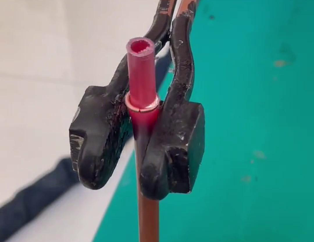 散熱器銅管對(duì)接焊用手持式高頻機(jī)，只要三秒就可以焊接完成，看一看效果如何