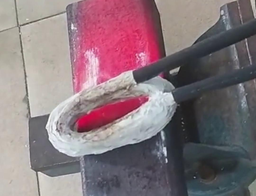 手持式高頻加熱機(jī)在方管加工中，它可以用來實(shí)現(xiàn)焊接預(yù)熱、局部退火、彎曲軟化等工藝需求