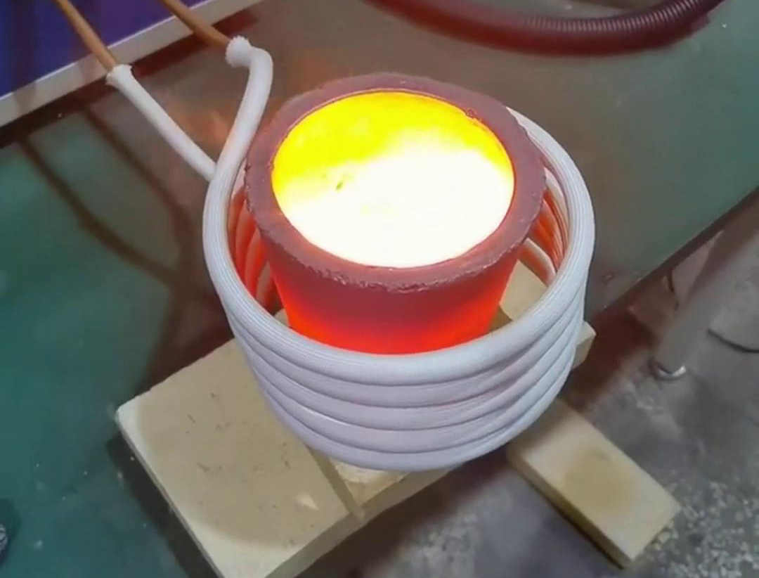 小型高頻熔鋁爐是一種高效、節(jié)能的熔煉設備，適用于鋁合金的快速熔化。