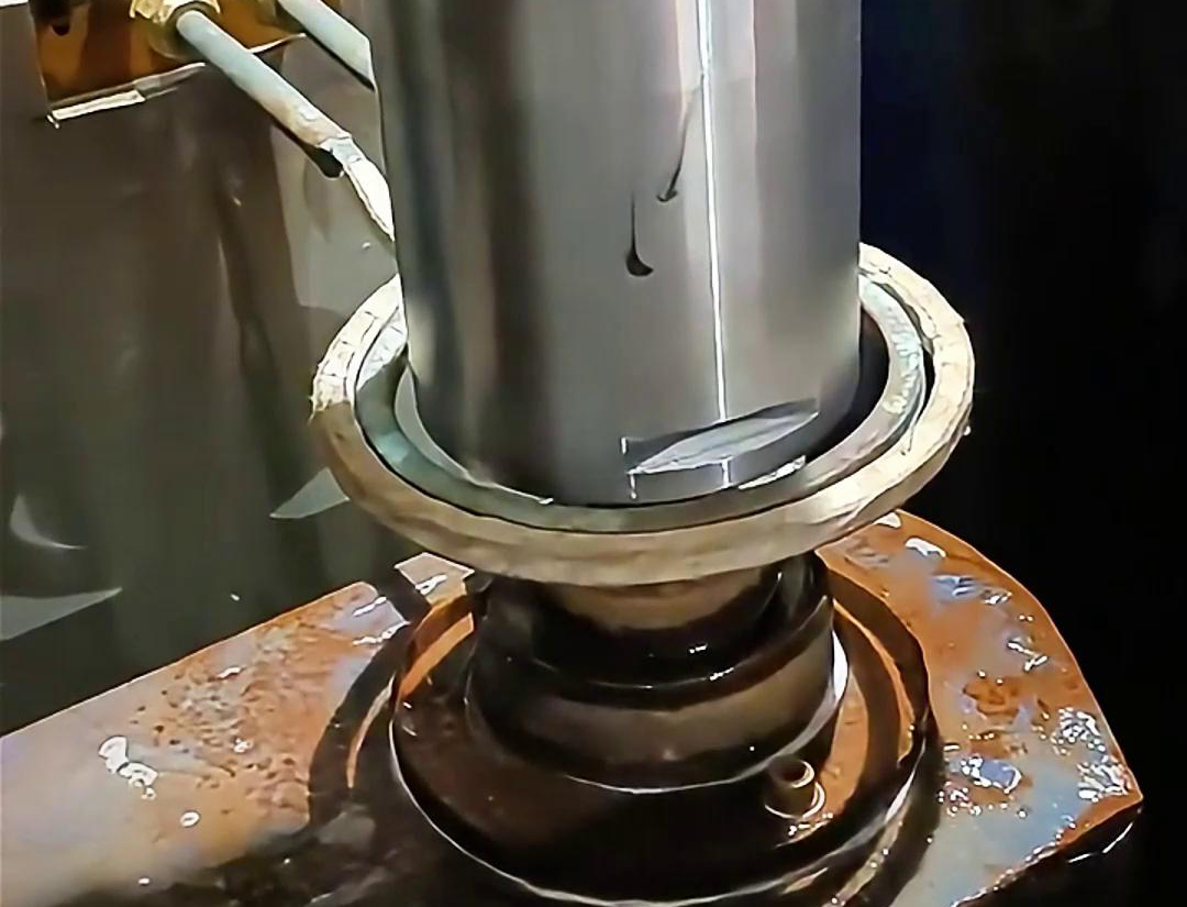 高頻淬火機床具有多個顯著的優(yōu)點，淬火速度快，通常只需幾秒鐘即可完成淬火過程