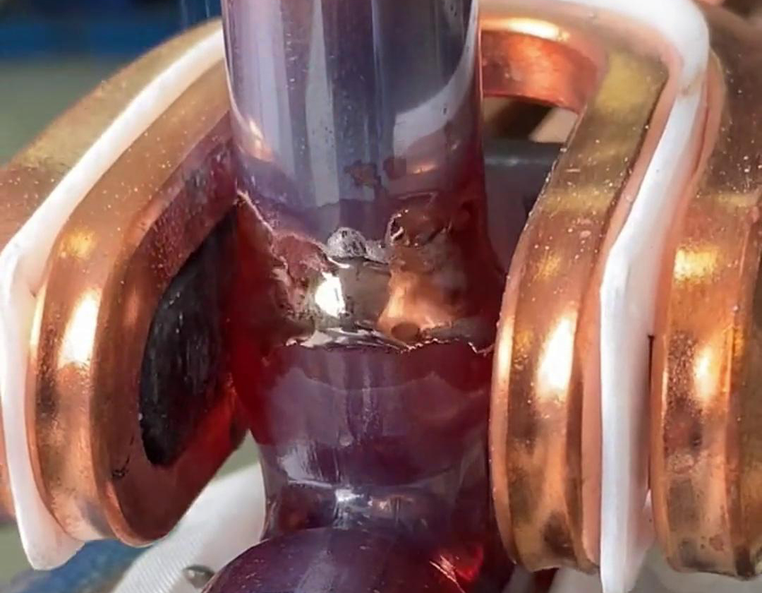 這就是手持式高頻焊機(jī)焊接銅管的效果，有了它，可以放棄大部分火焰焊接場(chǎng)合了
